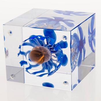 OIVA TOIKKA, ANNUAL CUBE, glass, signed Oiva Toikka Nuutajärvi 2004, numbered 52/2000.