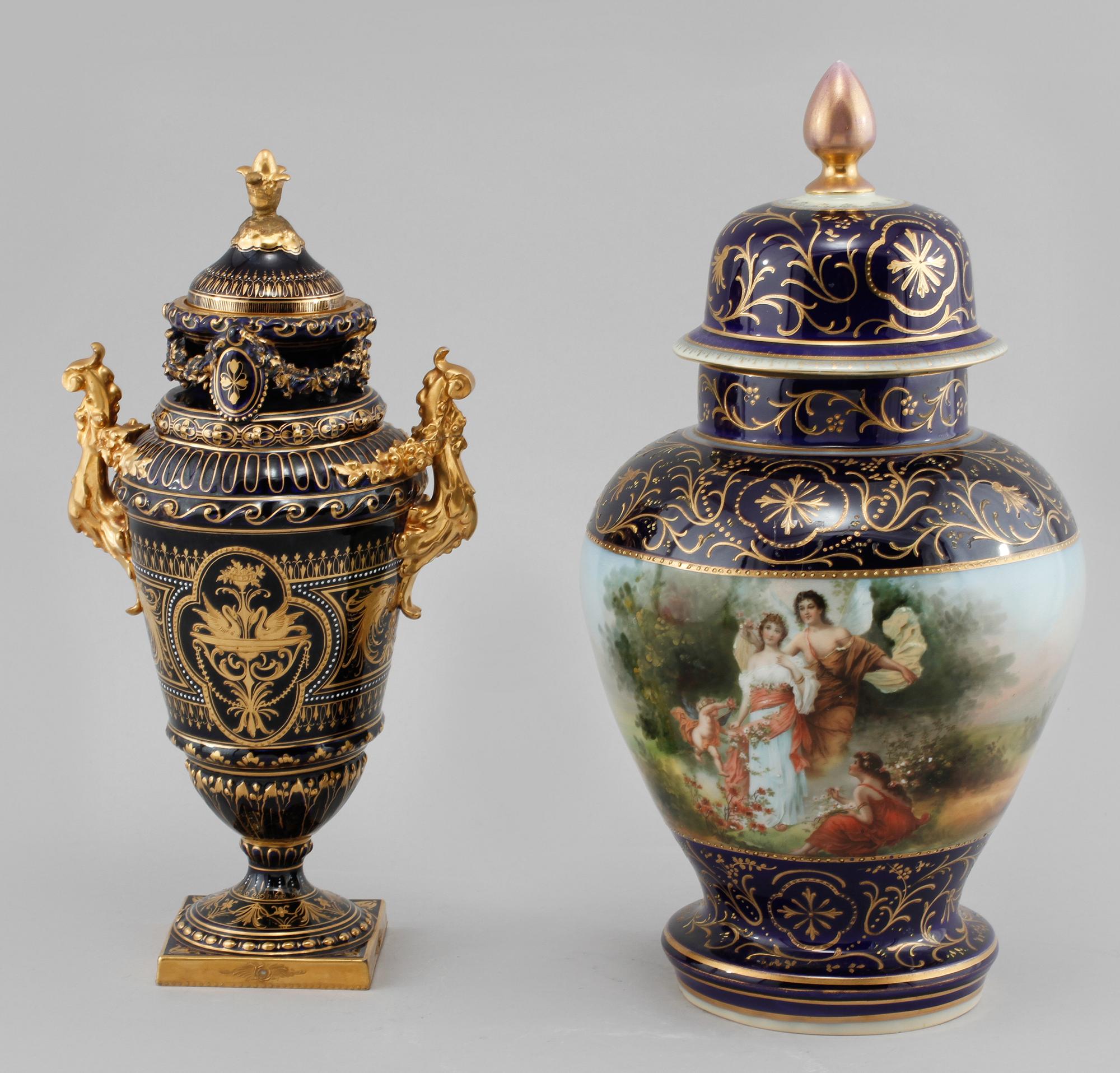 LOCKURNOR, 2 st, porslin, Wienliknande märke, 1900-talets första hälft.