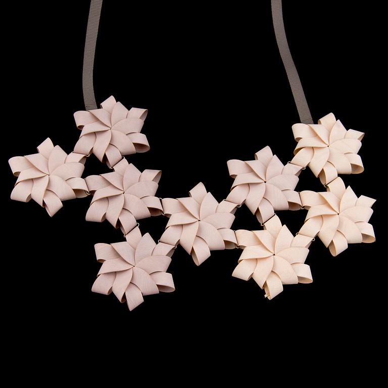 INNI PÄRNÄNEN, KAULAKORU, vaneri, silkkinauha, 2014-15.