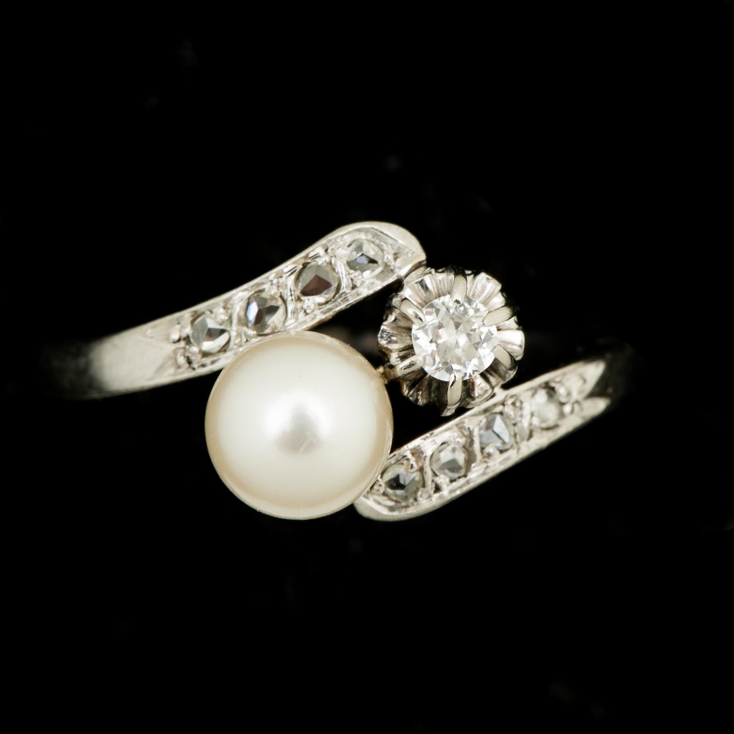 RING, 18k vitguld med odlad pärla samt diamanter. Vikt ca 3,5 g.