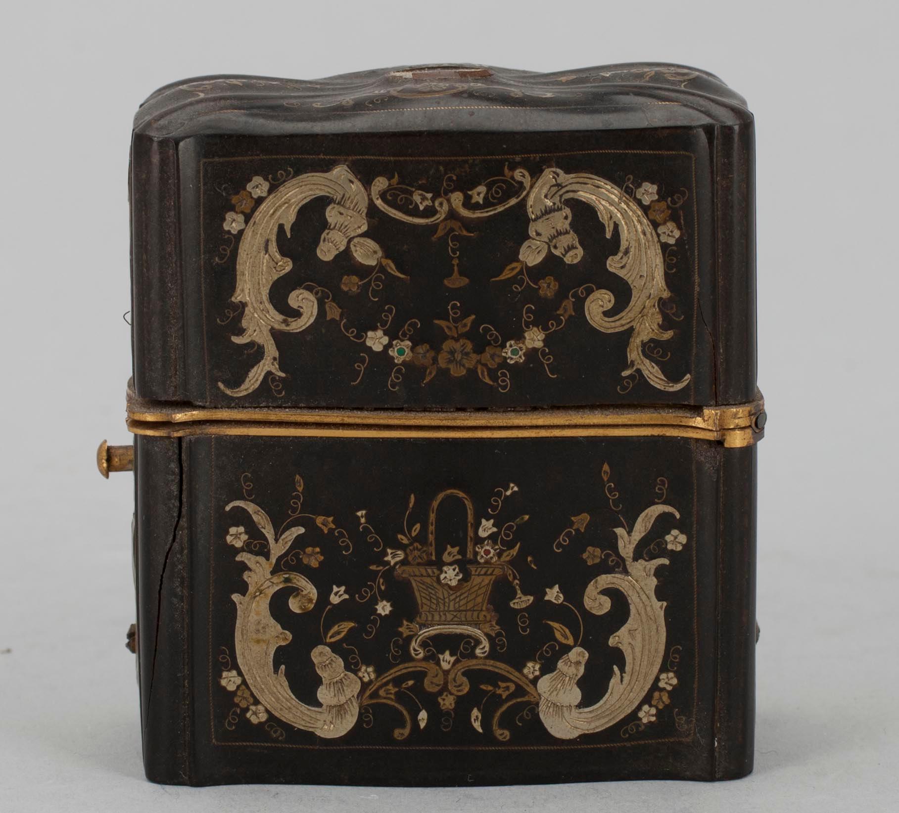 OMPELURASIA, kilpikonnankuorta ja kullattuja metalliosia, 1800-luku.