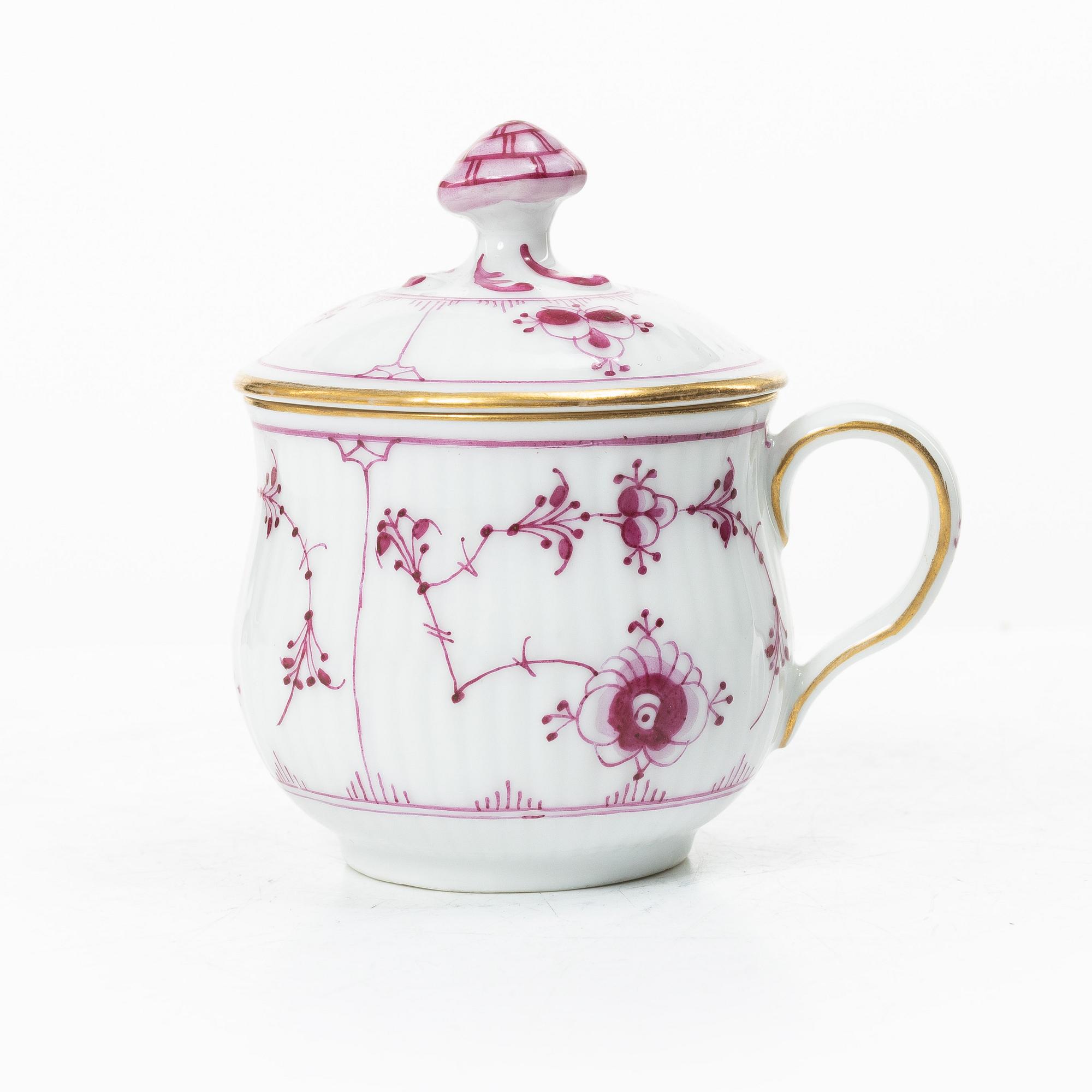 Royal Copenhagen, Cremekopp med lock, porslin, ’Ruby red’, röd Musselmalet (ruby fluted), omkring 1900.
