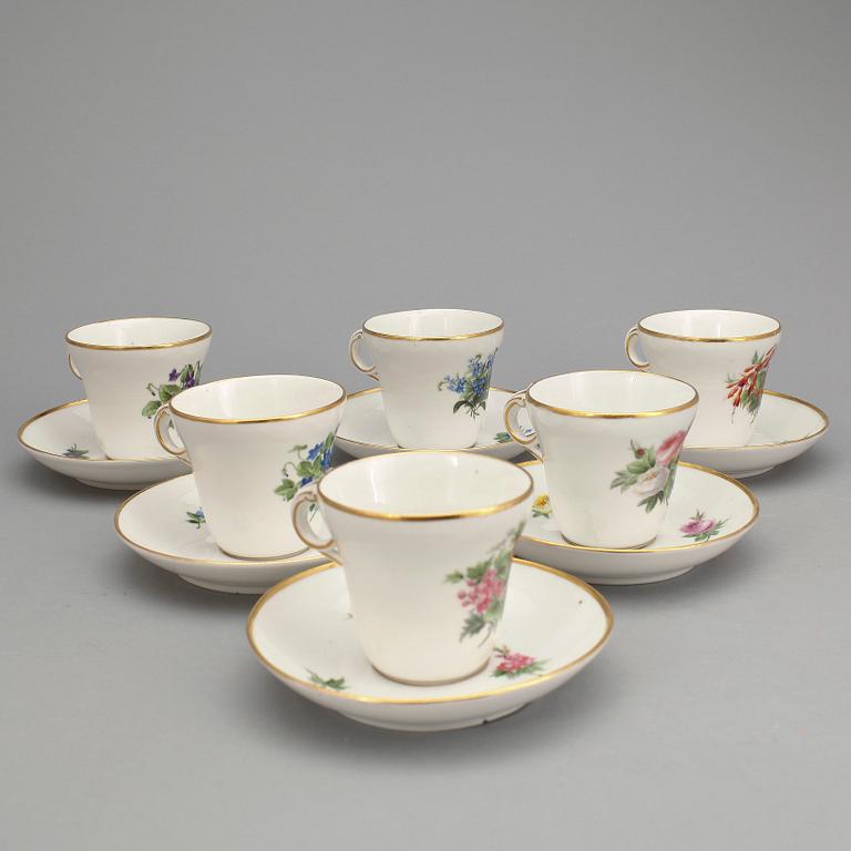 KAFFEKOPPAR MED FAT, 6 delar, porslin, Royal Copenhagen, 1800-tal.