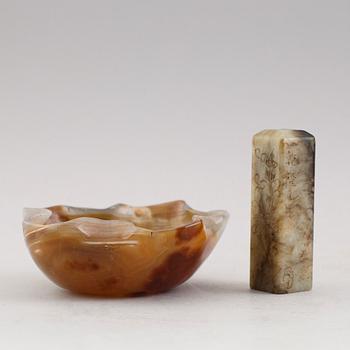 SKÅL SAMT SIGILL, nefrit/sten, Kina, sent 1900-tal.