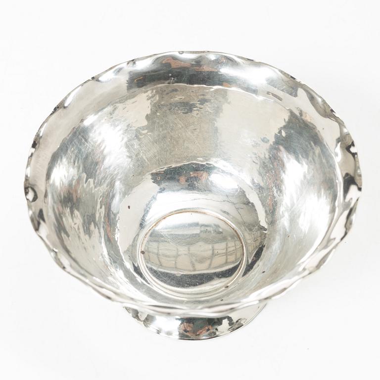 Two silver beakers and a bowl,