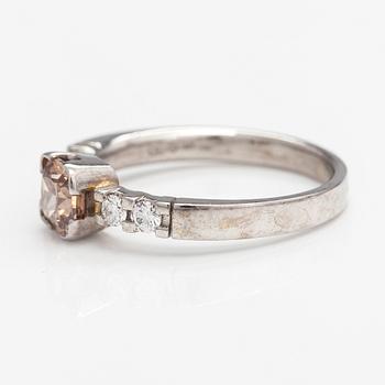 Sormus, 14K valkokultaa, timantteja n. 1.14 ct yht. Kultakeskus, 2004.