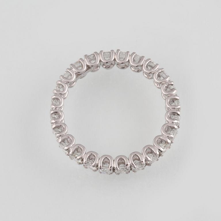 RING, 18K vitguld med fasettslipade diamanter ca 1,58 ct. Vikt 2,6 gram.