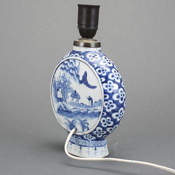 BORDSLAMPA/PILGRIMSKRUS, porslin, Kina, 1800-tal.