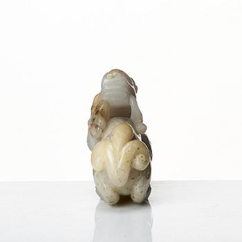 A nephrite sculpture of a mythical creature with a lingzhi fungus, late Qing dynasty.