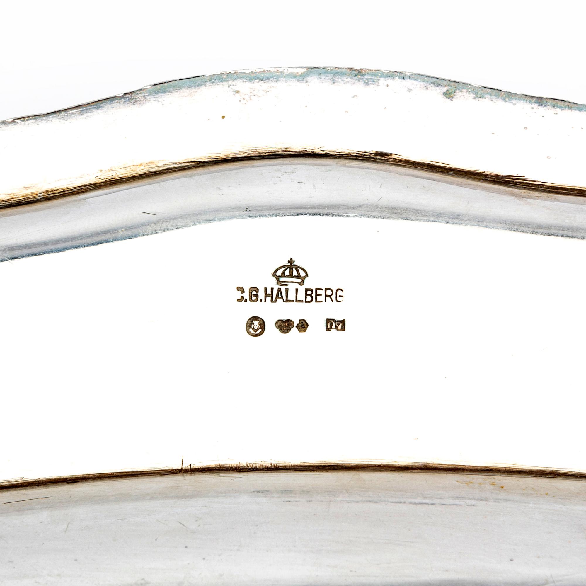 A Swedish 20th century silver serving plate mark of CG Hallberg Stockhom 1916, weight 1406 gram.
