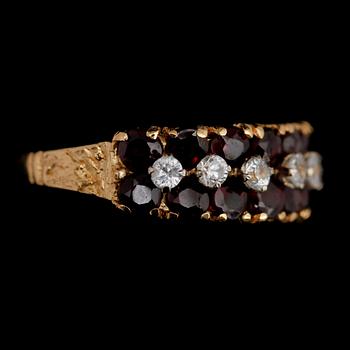 RING, 18 k guld, med granater och vita stenar.
