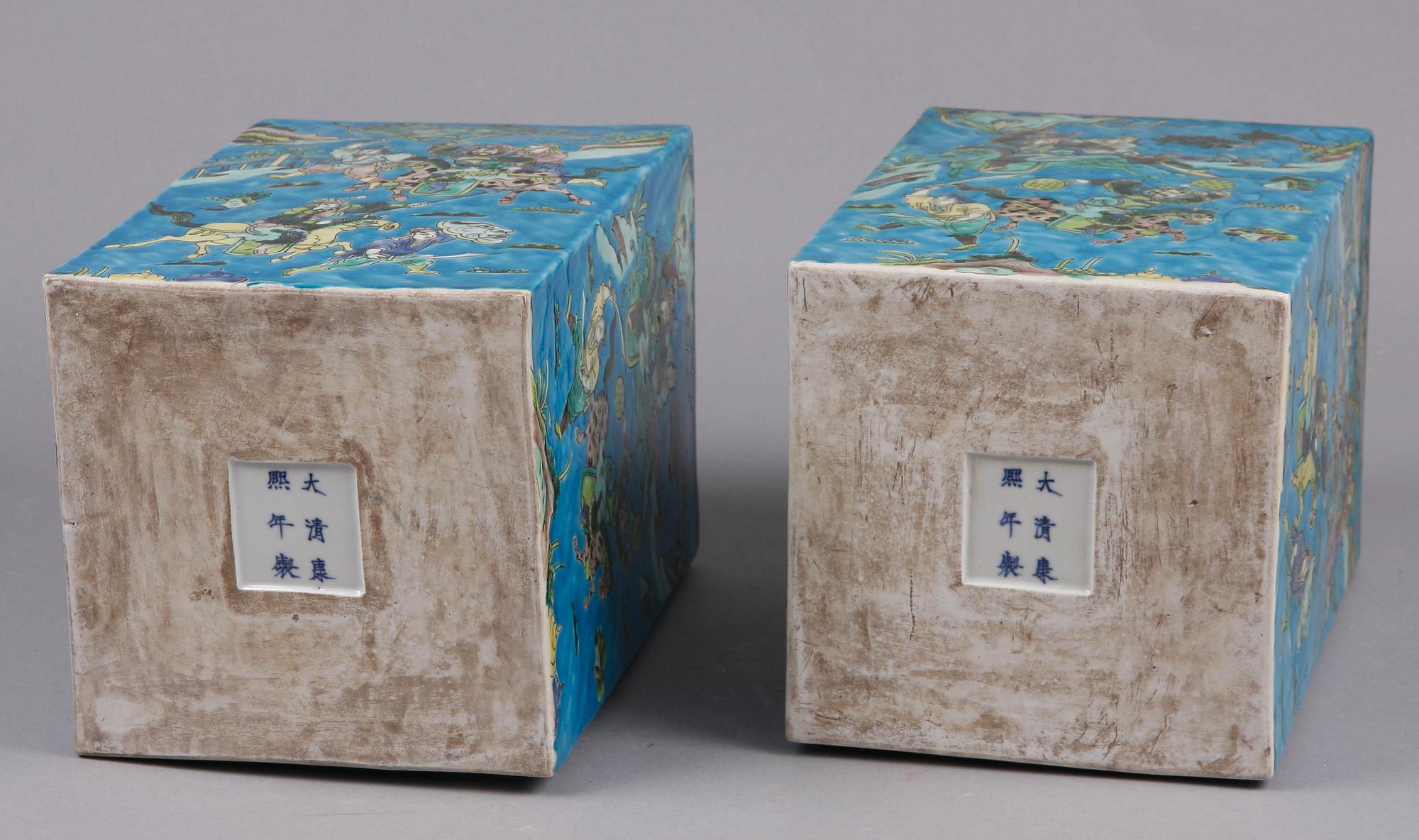 BURKAR, ett par, porslin, Kina, 2000-tal.