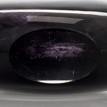 Kerttu Nurminen, vas, signerad K. Nurminen Nuutajärvi.