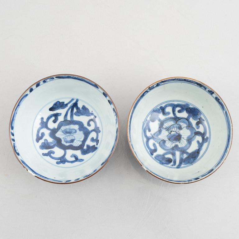 A pair of blue and white porcelain bowls, Qing dynasty, Kangxi (1662-1722).