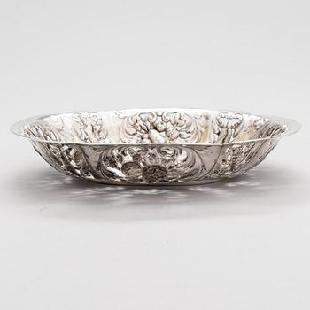 A late 18th-century silver fruit bowl, presumably Hanau pseudo marks.
