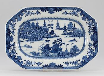 33. UPPLÄGGNINGSFAT, porslin. Qing dynastin. Qianlong (1736-95).