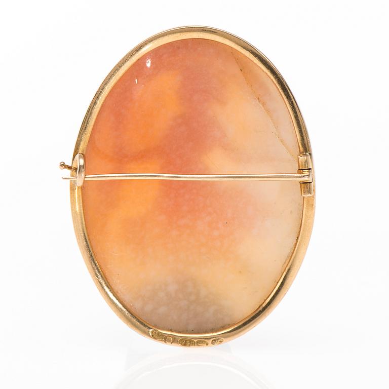 BROSCH / KAMÉ, infattning i 18K guld. Oskar Lindroos, 1928. Vikt ca 11,5 g.