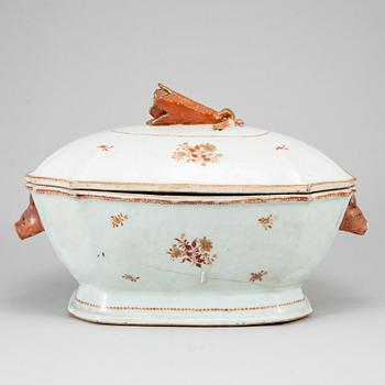An enamelled tureen with cover, Qing dynasty, late 18th Century.