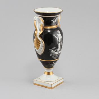 HÄNKELURNA, porslin, sevre liknande märke, omkring 1900-talets mitt.