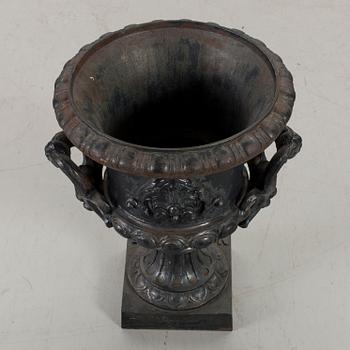 A IRON CAST GARDEN URN PROBABLY  Skoglund och Olson Gefle. Ca 1900.