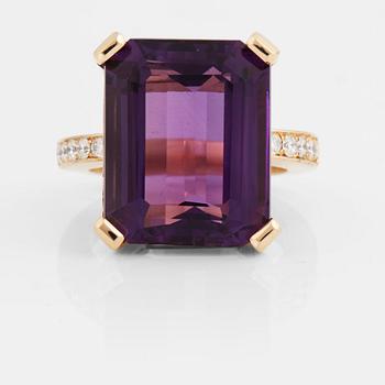 852. A amethyst and brilliant cut diamond ring.