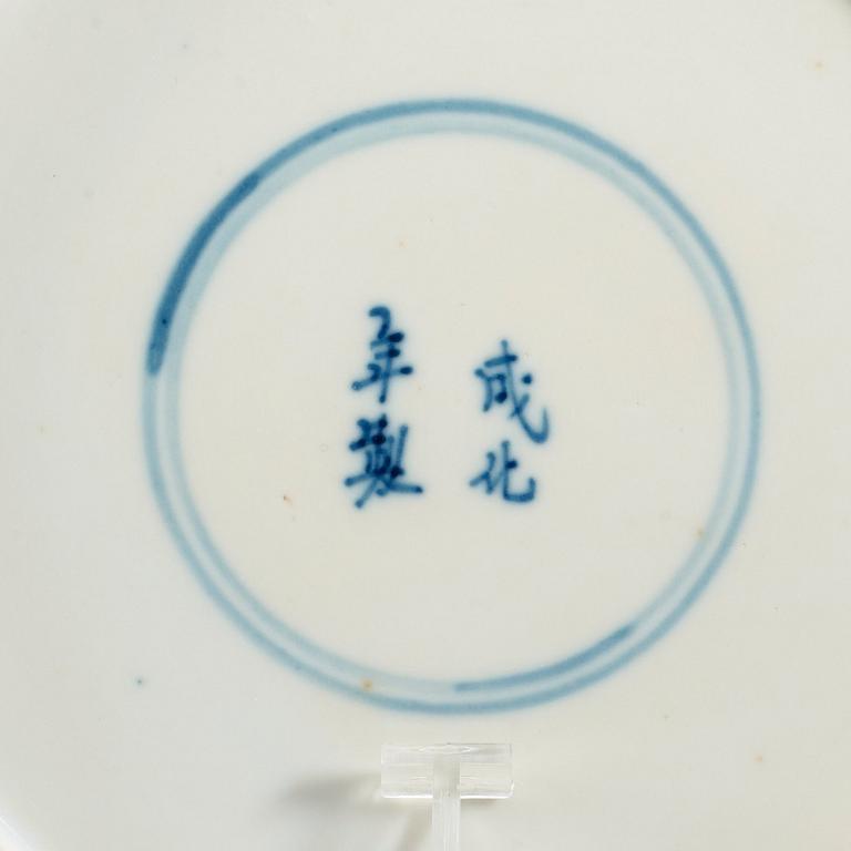 A pair of blue and white chargers, Qing dynasty, Kangxi (1662-1722), with Chenghua four character mark.