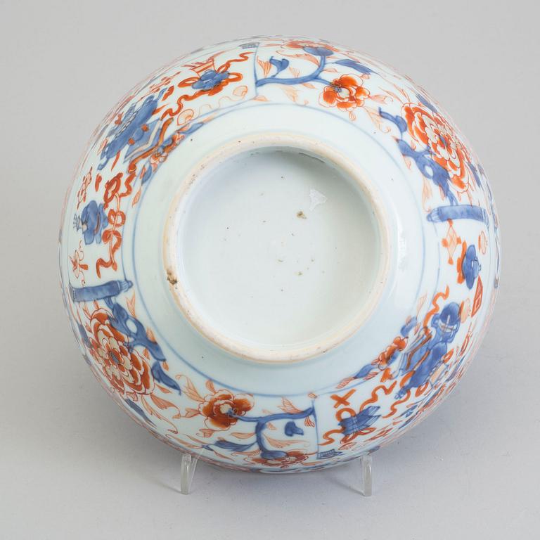 A imari export porcelain bowl, Qing dynasty, 18th century.