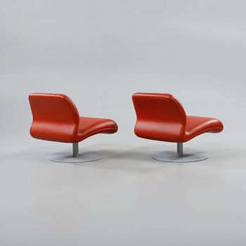 SNURRFÅTÖLJER, ett par, "Attitude", Morten Voss, Fritz Hansen, 2000-tal.