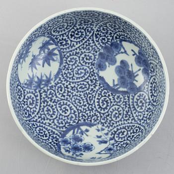 Skålar, två stycken, samt fat, porslin. Japan, Meiji (1898-1912).