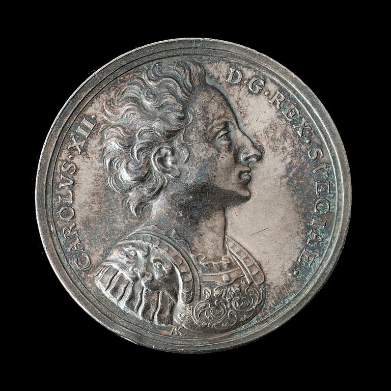 MEDALJ. Karl XII i anledning av freden i Altranstadt 1706. Utförd av A. Karlsteen 1704. Silver 5,2 cm 62,3 g.