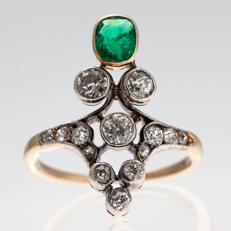 A RING, old cut diamonds c. 0.80 ct, emerald 4,5 x 5,5 mm. Size 17+. Weight 3,8 g.