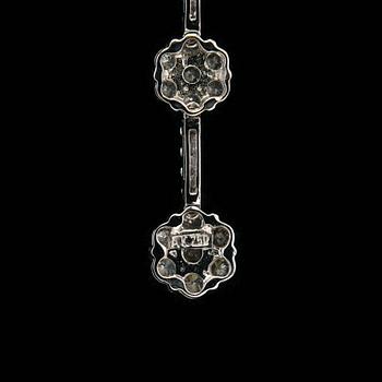 A PENDANT, brilliant cut diamonds c. 1.22 ct. 18 K white gold. Weight 4,2 g.