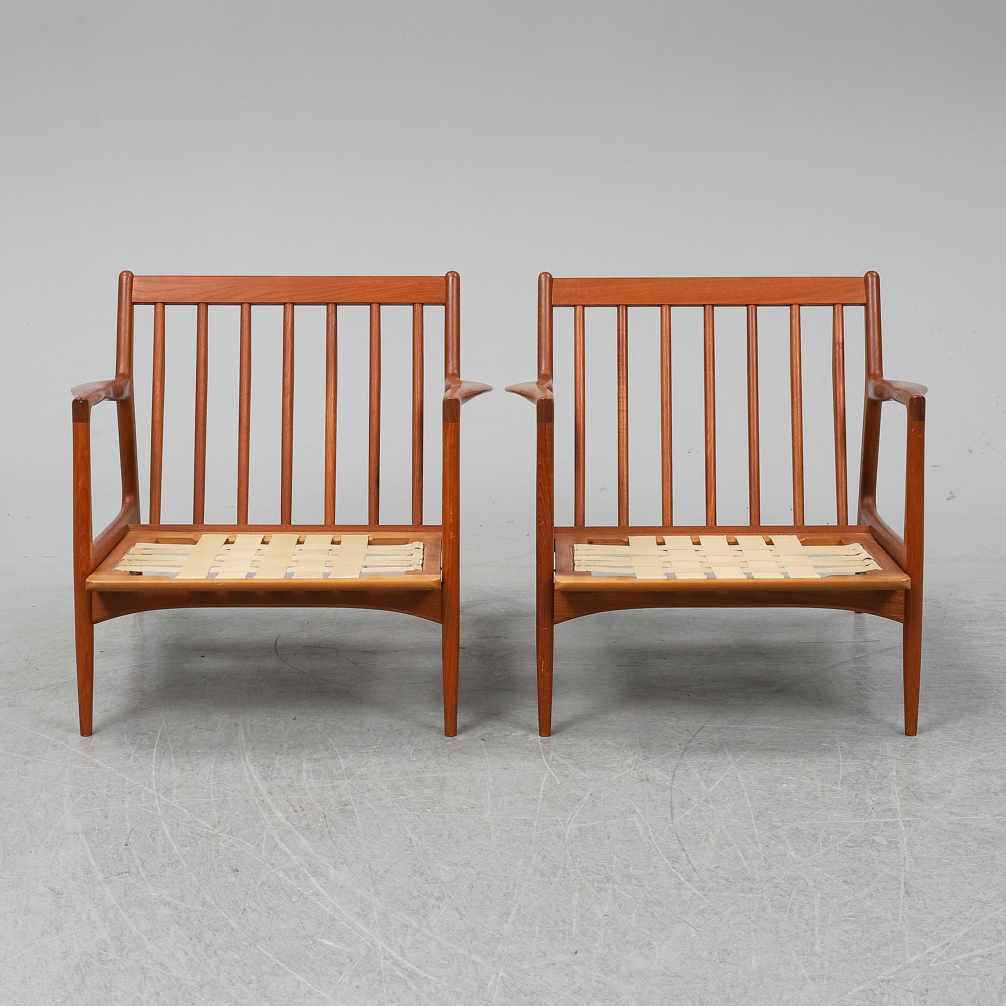 A pair of late 20th Century easy chairs.
