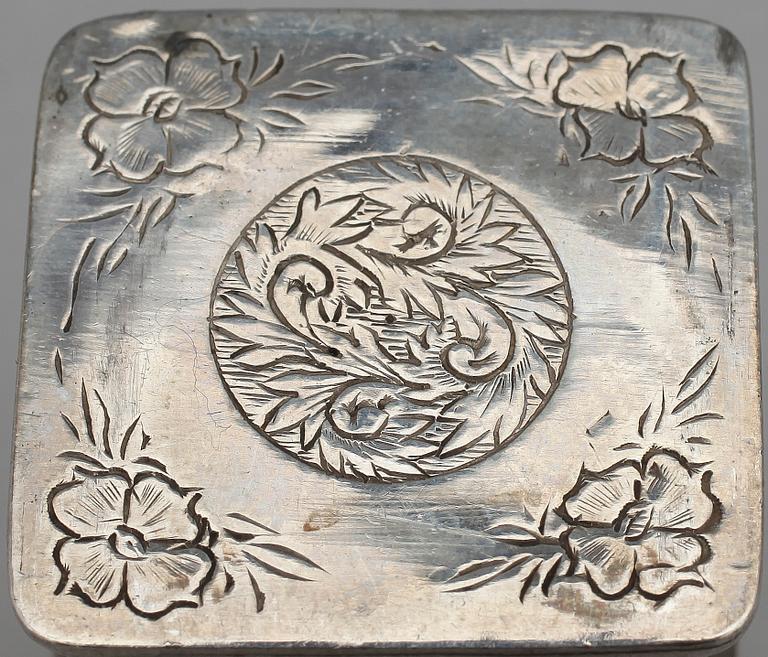 MINIATYRMÖBLER och STRYKJÄRN, 10 delar, silver, sekelskiftet 1900. Totalvikt 100 gr.