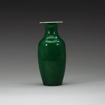 VAS, porslin, Qingdynastin troligen 1700-tal.