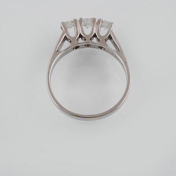 RING, 18K vitguld med 3 briljantslipade diamanter ca 0.45 ct, importstämplad. Vikt 3,2 gram.