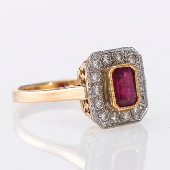 RING, 18K guld, rubin, briljantslipade diamanter. Vikt ca 4,7 g.