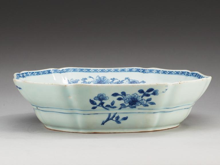 A large blue and white serving bowl, Qing dynasty, Qianlong (1736-95).