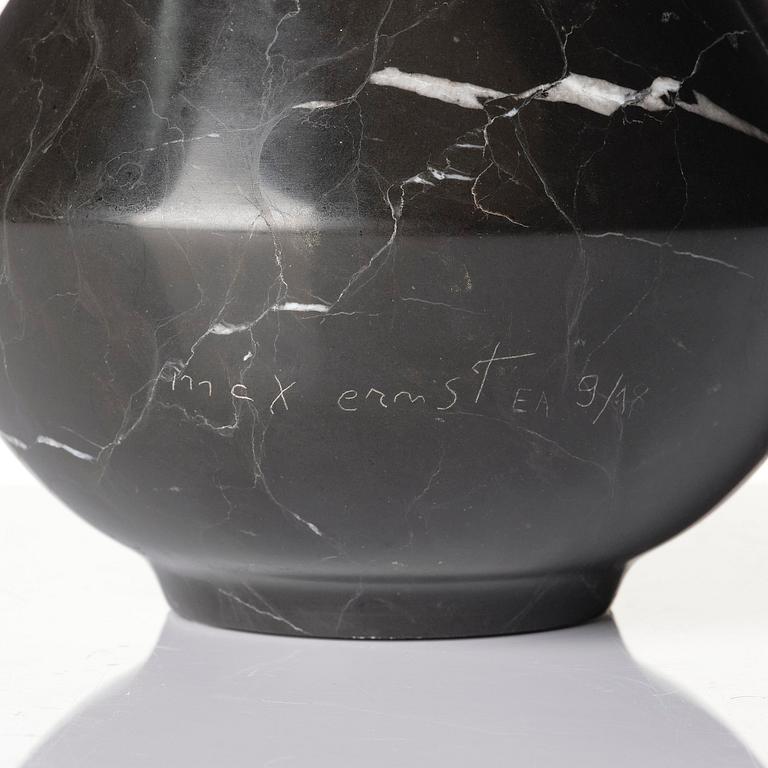 Max Ernst, "Petite torture sur socle rond".