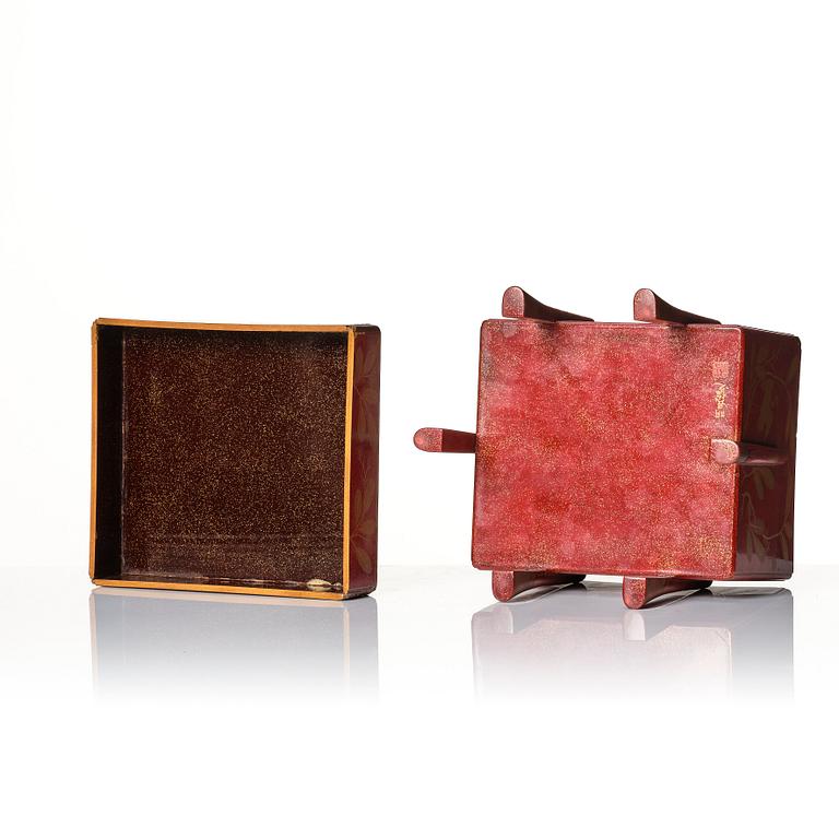 A Japanese lacquer box, Meiji period (1868-1912). Signed.