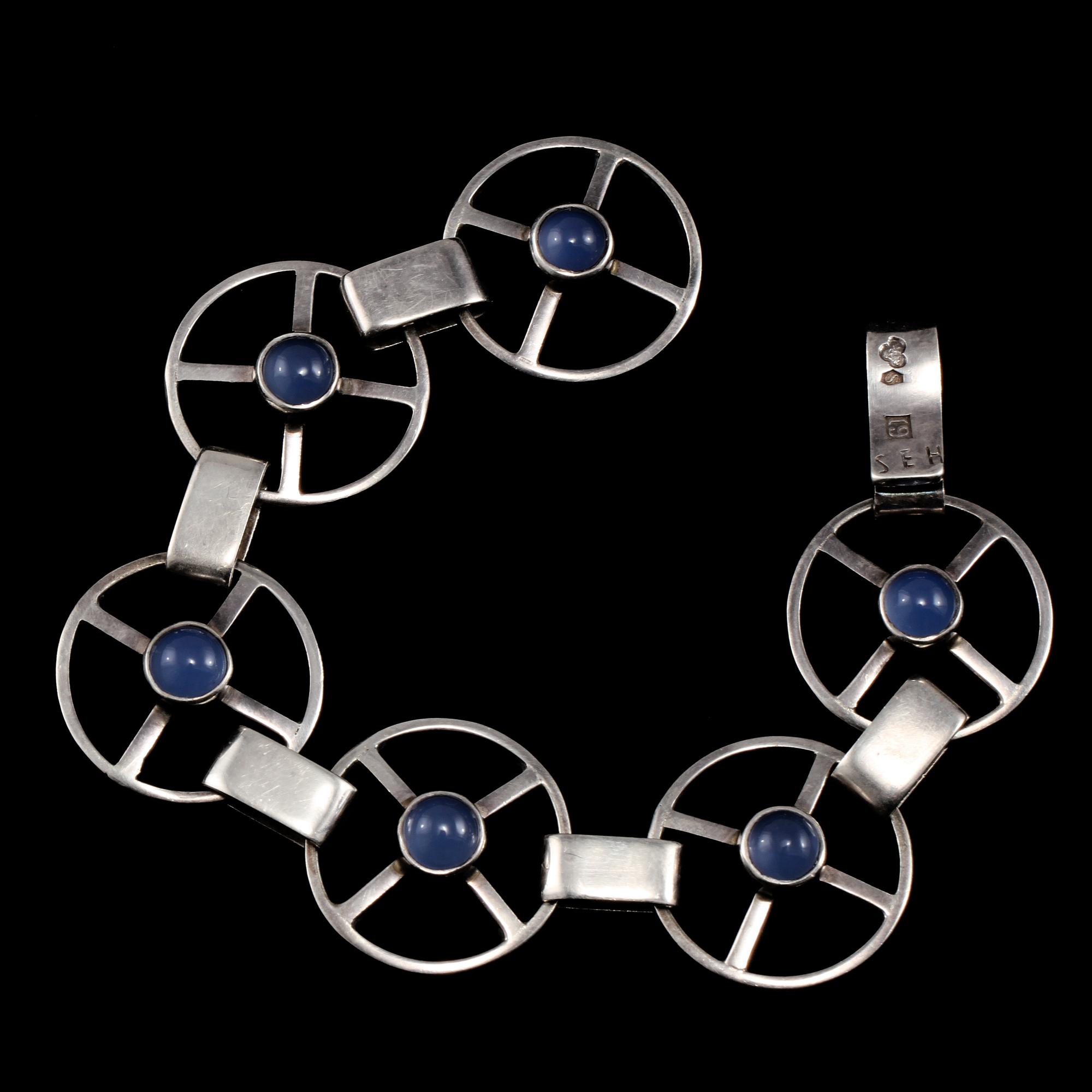 ARMLÄNK, silver med 6 cabochonslipade kalcedoner, Sven-Erik Högberg, Göteborg, 1959. Vikt 34 g.