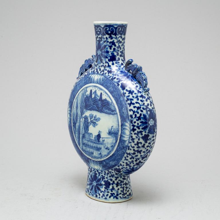 A blue and white moon flask, Qingdynasty, 19th Century.