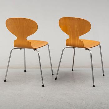 ARNE JACOBSEN, stolar, ett par, "Myran", Fritz Hansen, Danmark, 1900-talets andra hälft.