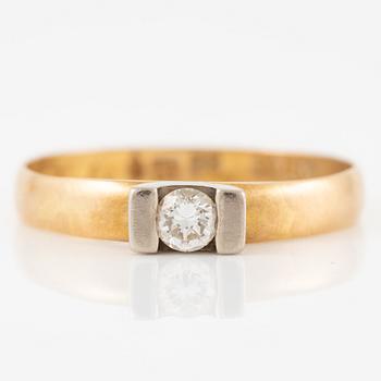 Ring, 18K guld med mindre briljantslipad diamant.