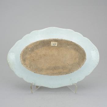 A famille rose serving dish, Qing dynasty, Qianlong (1736-95).