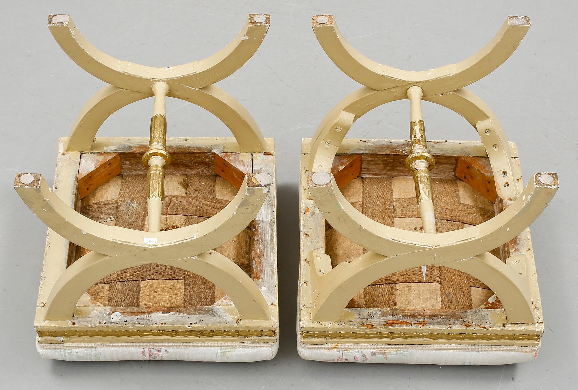 TABURETTER, ett par, sengustavianska, omkring år 1800.