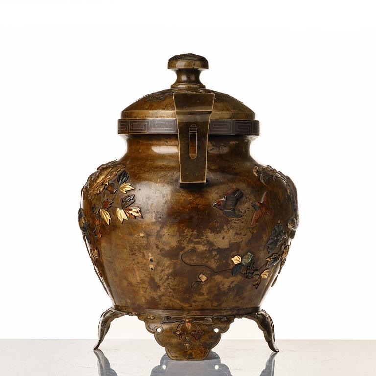 A Japanese bronze censer with cover, Meiji period (1868-1912).