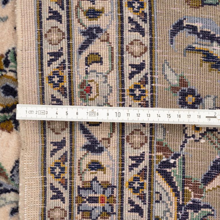 A carpet, Kashan ca 390 x 296 cm.