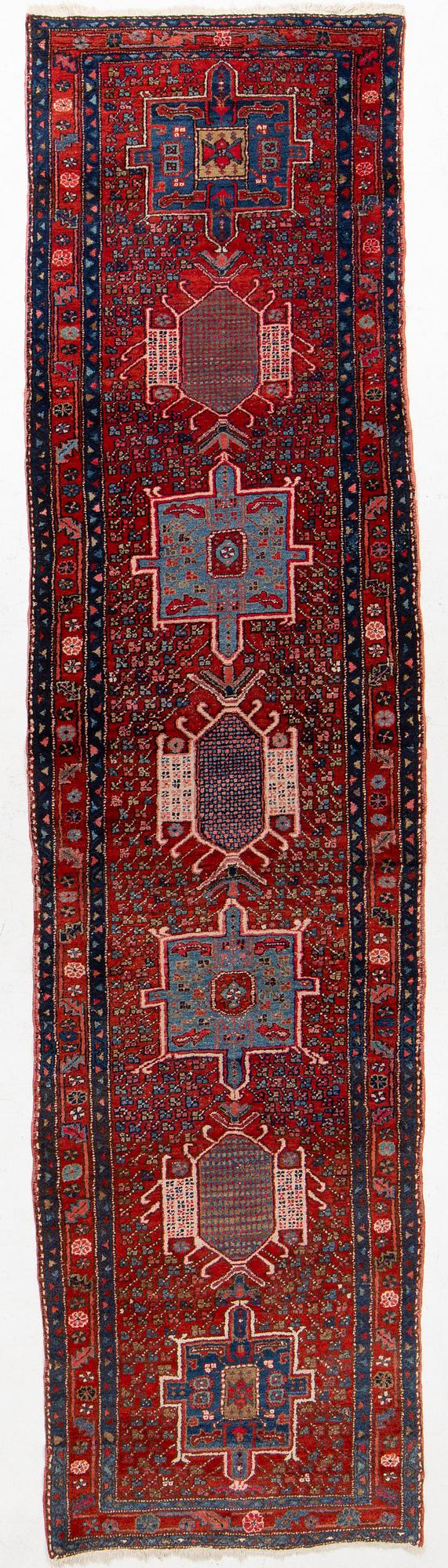 A runner carpet, 435 x 108 cm.