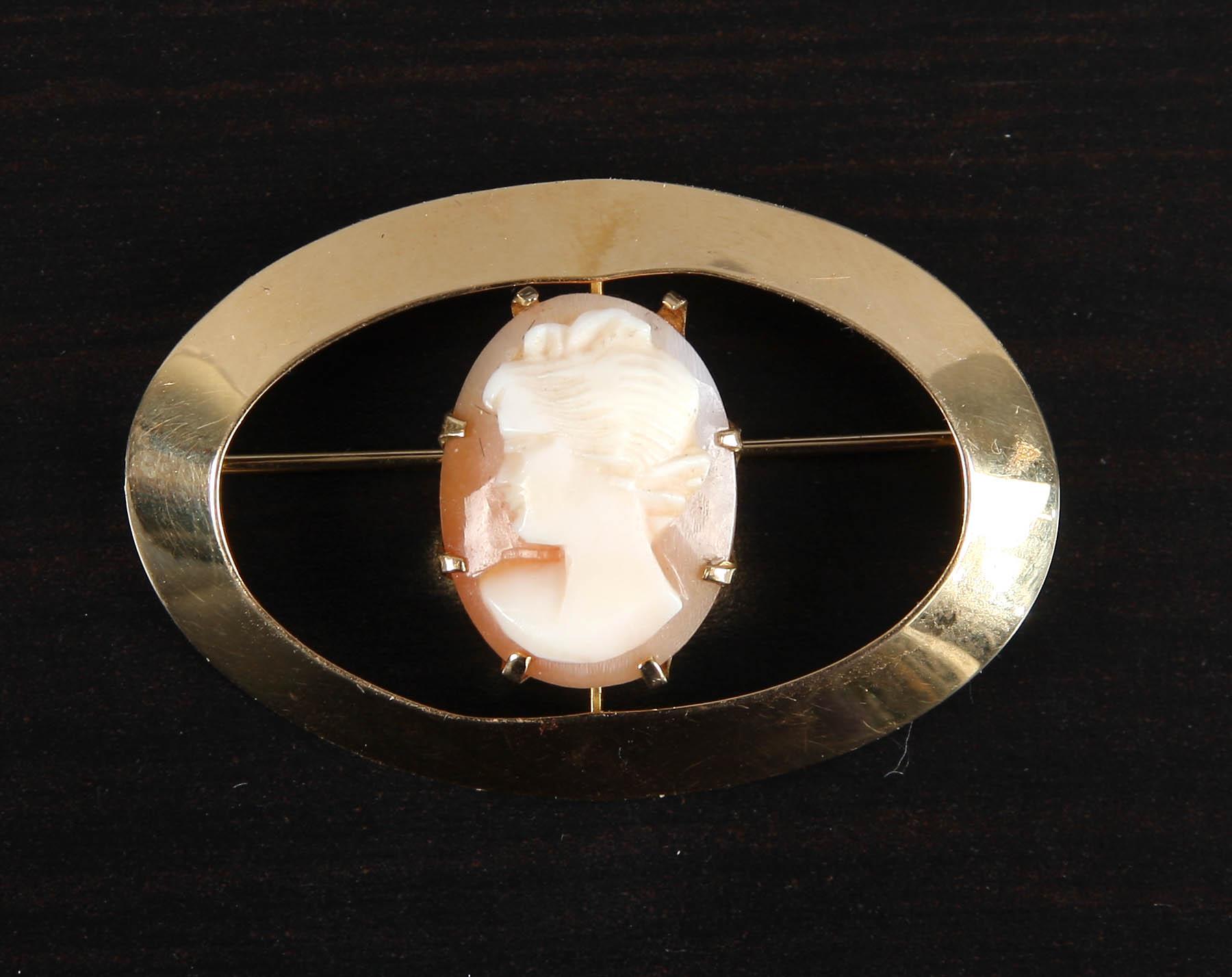 BROSCH MED CAMÉ. 18k guld. Tot 4 gr.